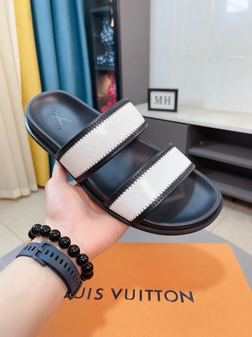 Ex-factory price 320🌹🌹 (lv-Louis Vuitton) new men's sandals, high-end boutique, exquisite embossed logo decoration on the upper, fine workmanship, super soft soles, casual, loose and comfortable, a must-have in summer! \nsize：38-44